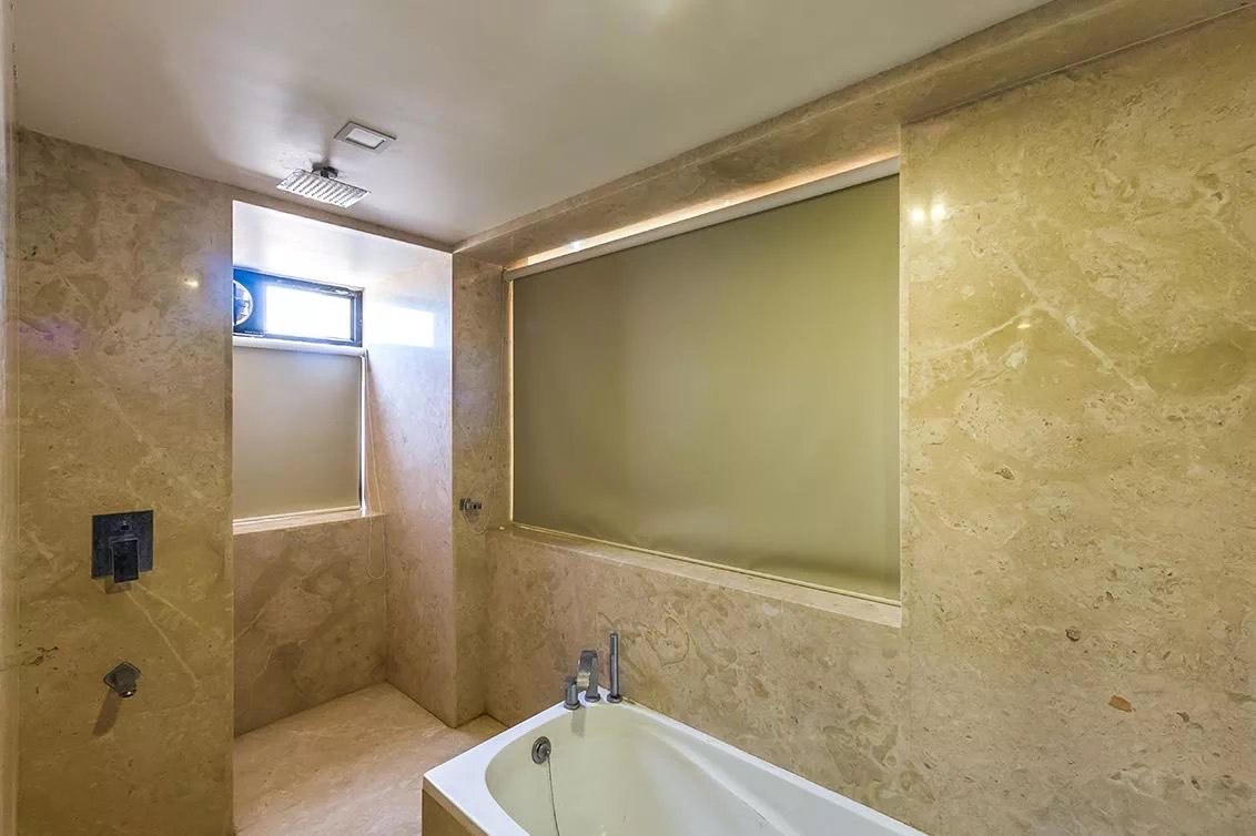 Luxury Deluxe with Bathtub