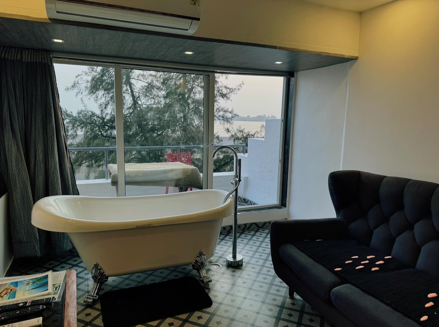 Luxury Deluxe with Open Bathtub
